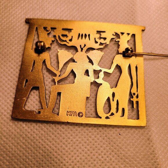 Vintage 1989 Egyptian Scene gold brooch. - Picture 6 of 6